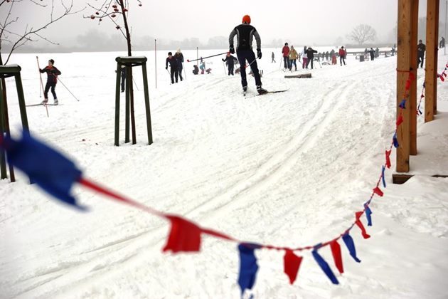 Na narty już w piątek? Trwa zaśnieżanie plaży w Dojlidach