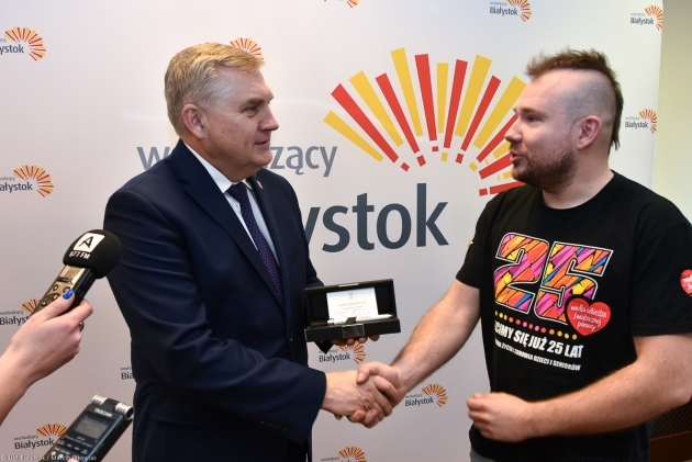 Białystok wspiera WOŚP. Prezydent przekazał pióro na aukcję