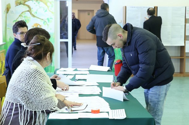 Referendum w sprawie lotniska. Do końca zostało niecałe pięć godzin [ZDJĘCIA]