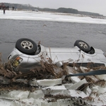 Samochód zanurzony w rzece Narew. Nie ma informacji o kierowcy