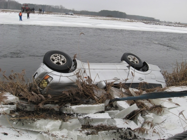 Samochód zanurzony w rzece Narew. Nie ma informacji o kierowcy