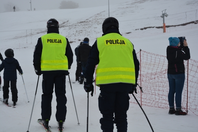 7-letnia dziewczynka płakała, bo zgubiła gdzieś ojca i koleżankę. Była wystraszona