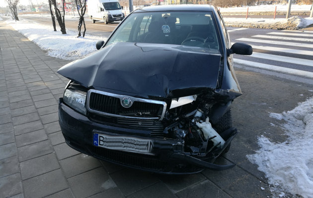 Młody mężczyzna uderzył w samochód ciężarnej kobiety wiozącej dziecko