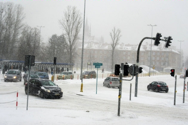Zima sparaliżowała kierowców. 32 kolizje i 2 wypadki na terenie województwa