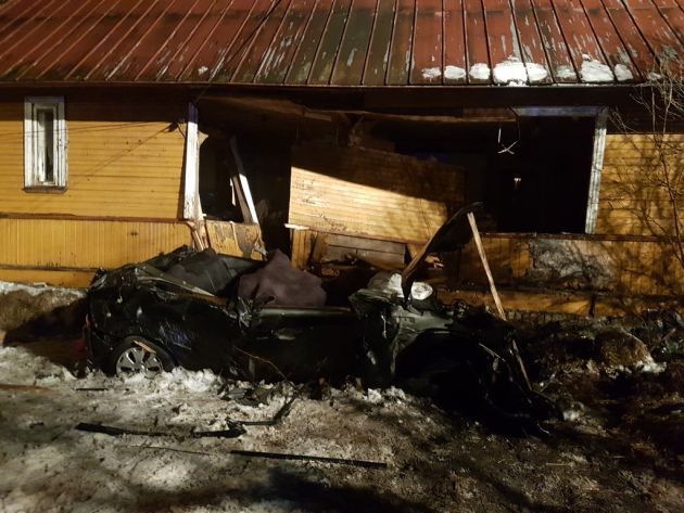 Wypadek na odcinku Białystok – Zabłudów. Samochód uderzył w dom