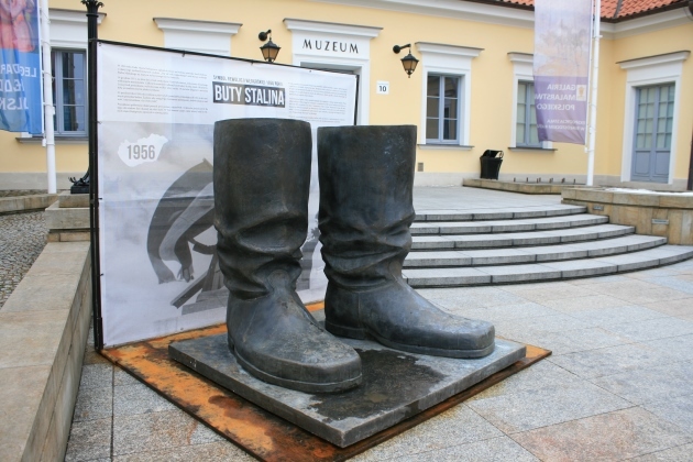 Instalacja w centrum miasta. Przed Ratuszem stanęły "Buty Stalina"