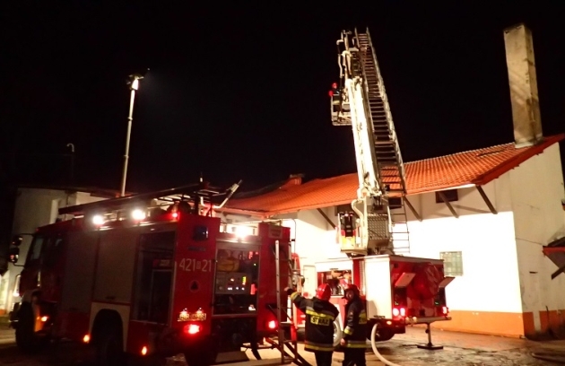 32 strażaków walczyło z pożarem piekarni. Gdy wybuchł ogień, w środku byli ludzie