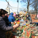 Tłumy na jarmarku. Palmy wielkanocne, miody i sękacze