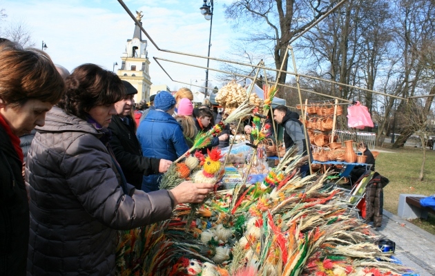 Tłumy na jarmarku. Palmy wielkanocne, miody i sękacze