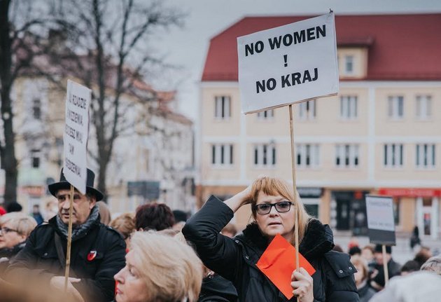 Kobiety pokazały czerwoną  kartkę rządzącym. "Chcemy równości i sprawiedliwości" [ZDJĘCIA]