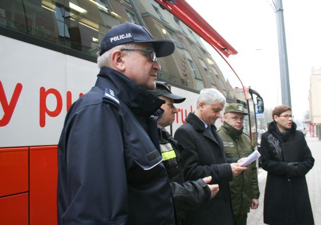 Podlascy policjanci, strażacy i strażnicy graniczni oddają krew. Można do nich dołączyć