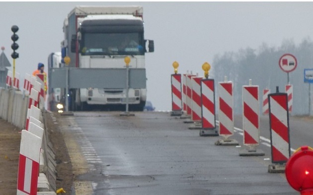 S8. Utrudnienia na ponad 16-kilometrowym odcinku do Warszawy potrwają do soboty