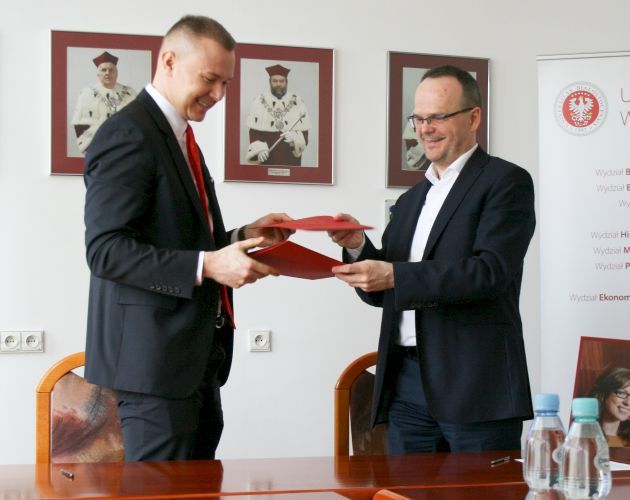 UwB kontynuuje współpracę z bankiem. Skorzystają m.in. studenci