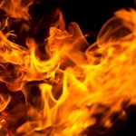 Pożar domu jednorodzinnego. 23-latek chciał sam gasić ogień, jest poparzony