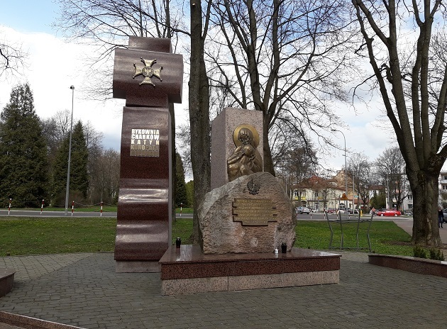 W Parku Konstytucji 3 Maja stanął Krzyż Katyński