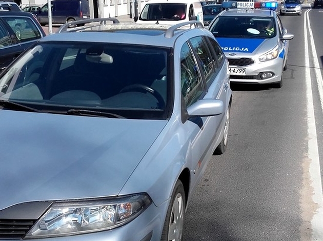 Ul. Sienkiewicza. Mężczyzna zauważył dziwnie poruszające się auto