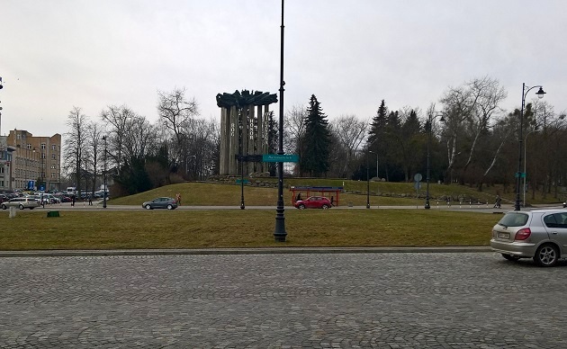 Pomnik Kaczyńskiego na placu Uniwersyteckim. Zaprowadzi do niego specjalna kładka?