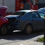 Samochodowe domino na skrzyżowaniu. 2 osoby w szpitalu