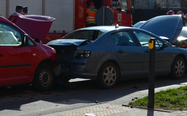 Samochodowe domino na skrzyżowaniu. 2 osoby w szpitalu