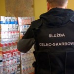 Nielegalny alkohol i papierosy. Funkcjonariusze odkryli towar po przeszukaniach posesji