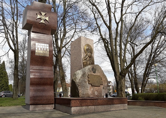 Odsłonięcie krzyża w Dzień Pamięci Ofiar Zbrodni Katyńskiej