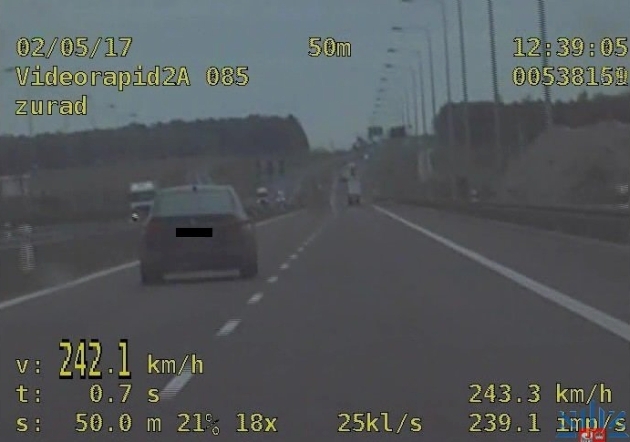 Gnał z prędkością 242 km/h. Wiózł żonę i dwójkę dzieci