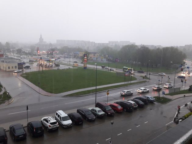 Burza i ulewne deszcze w niedzielne popołudnie. Ruch w Białymstoku jest sparaliżowany