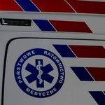 Ambulans z rodzącą kobietą utknął w wodzie na Branickiego