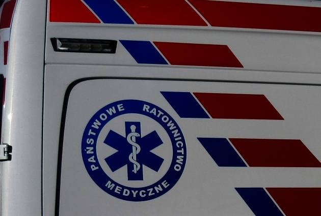 Ambulans z rodzącą kobietą utknął w wodzie na Branickiego