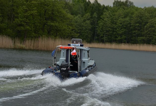 Nagły podmuch wiatru wywrócił żaglówkę. Udało się uniknąć tragedii