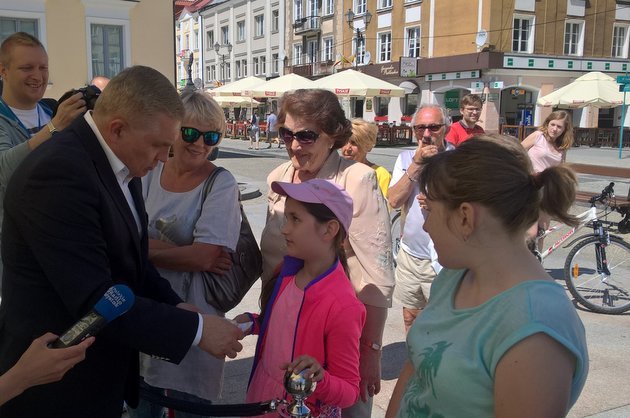 W Białymstoku świętowano urodziny samorządu. Prezydent rozdawał tort