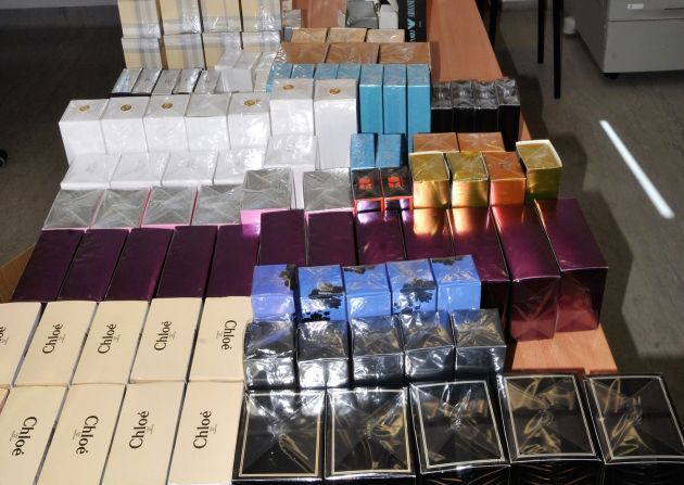 30-latka wiozła ze sobą kilkaset opakowań podrobionych perfum