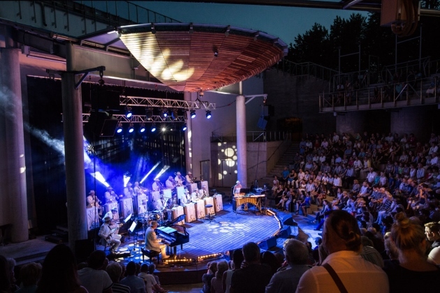 Pierwszy w tym roku koncert w amfiteatrze Opery. Można też wejść na taras widokowy