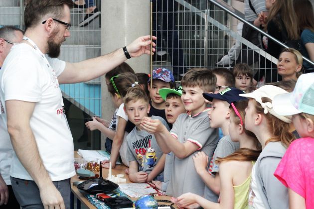 Naukowcy z Wydziału Fizyki czekają na grupy i osoby indywidualne. Dzień otwarty na UwB