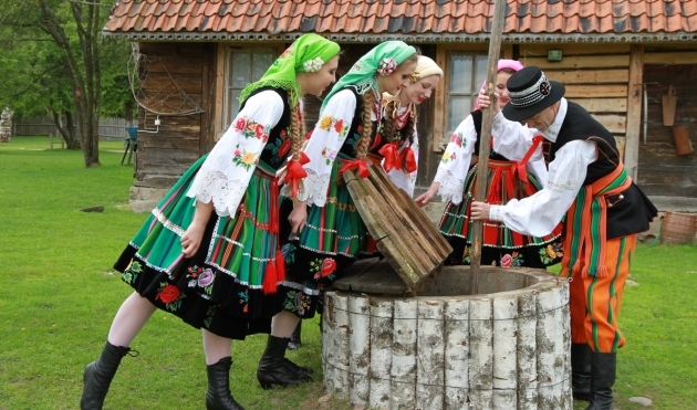 Koncert w amfiteatrze Opery. Wystąpią zespoły "Kurpie Zielone" i "Suwalszczyzna" [KONKURS]