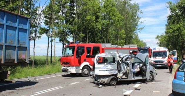 Zderzenie ciężarówki i 3 osobówek na DK 19. Droga jest zablokowana