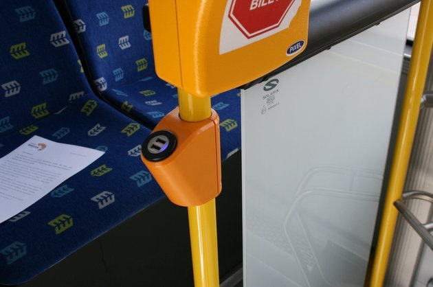 Już można doładować telefon w autobusach. Miasto zamontowało w nich gniazdka USB
