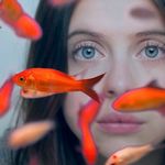 Nie lubi wychodzić z domu, nie ma przyjaciół i pracy. "Carrie Pilby" [WIDEO]