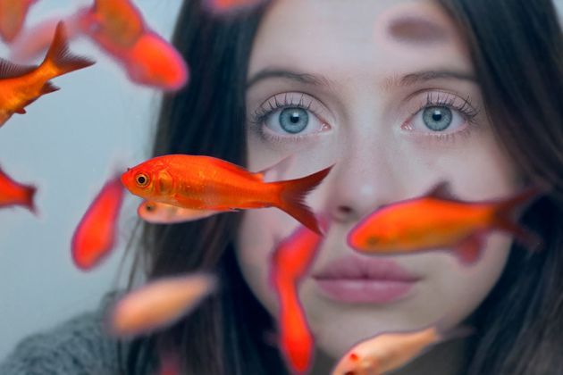 Nie lubi wychodzić z domu, nie ma przyjaciół i pracy. "Carrie Pilby" [WIDEO]