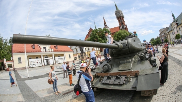 Podlaski Piknik Militarny. Pokazy sprzętu, rekonstrukcje i jarmark [WIDEO]