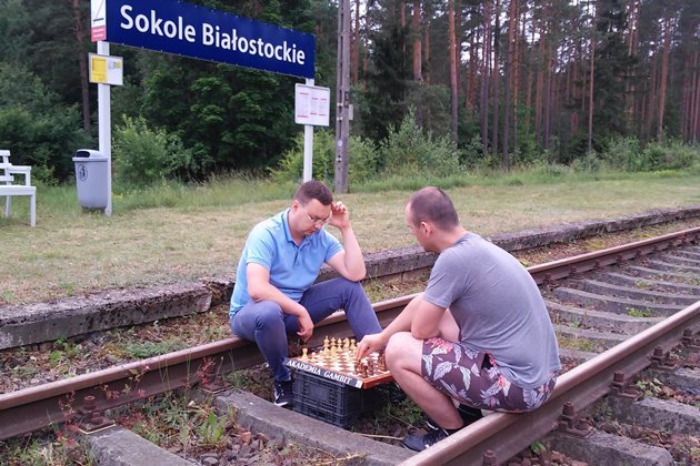 Przejadą się pociągiem i zagrają w szachy