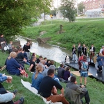 Tańce i muzyka nad Białą! Na rzece powstała scena