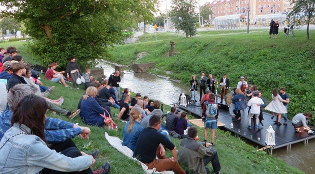 Tańce i muzyka nad Białą! Na rzece powstała scena