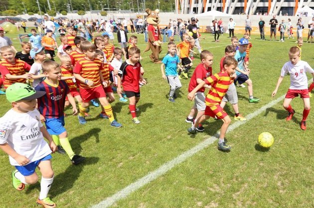 Przyjemne z pożytecznym. Stadion Miejski organizuje sportowe zajęcia dla dzieci