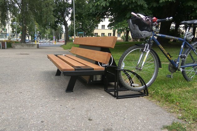 Nie tylko do siedzenia. Nowe, "sprytne" ławki stanęły w Białymstoku