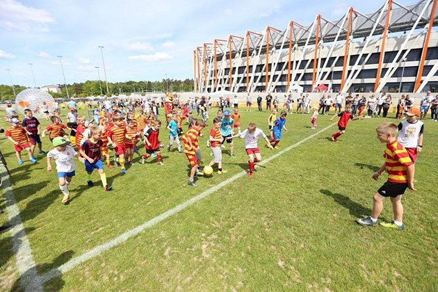 Wakacje na stadionie? Czemu nie. Atrakcji nie zabraknie