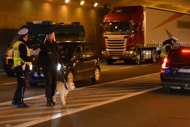 Akcja "Tunel". Służby skontrolowały ponad 400 pojazdów