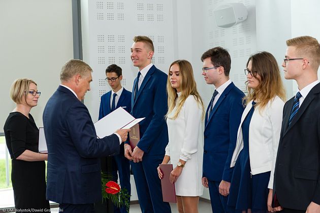 Zdolna młodzież doceniona. Prezydent przyznał stypendia