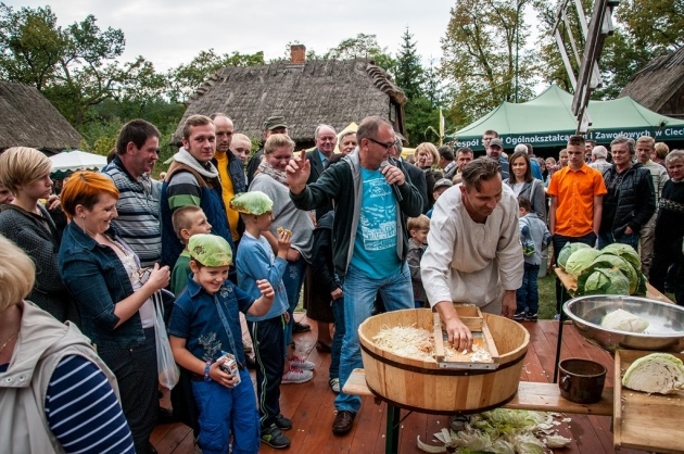 Pieczenie ziemniaków na ognisku i występy zespołów. Festyn pełen atrakcji