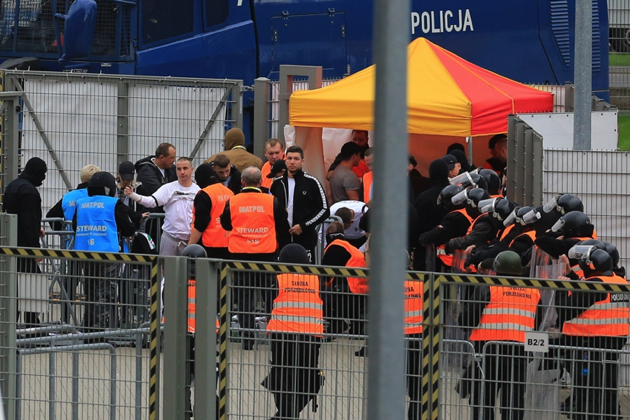 Kibice Legii nie weszli na stadion. Ochrona nie zgodziła się na wniesienie flagi